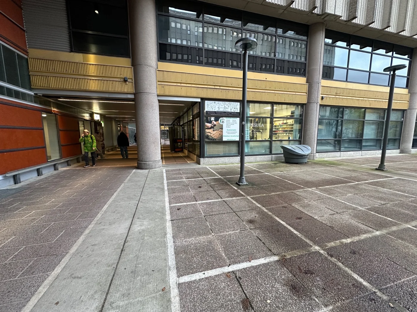 Yleiskuva katetusta kulkuväylästä ja Green Ompelimon liikkeestä